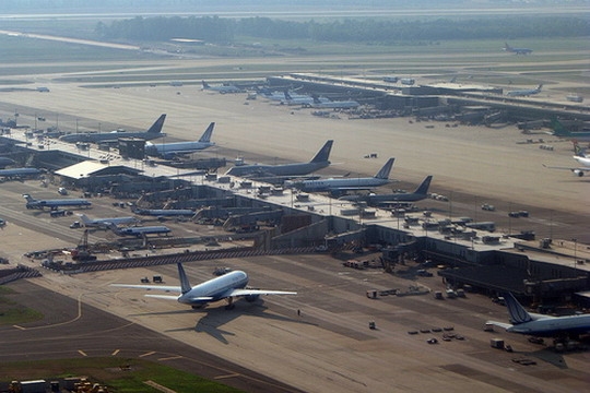 �չ܆T��򞲻�㡡�Aʢ�D�Ͽ��񺽿͙C�U��ײ