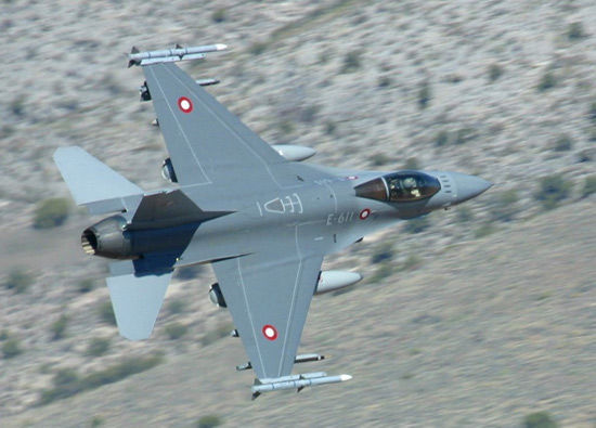 ����F-16��΄����öը������ͬһĿ�ˑ�