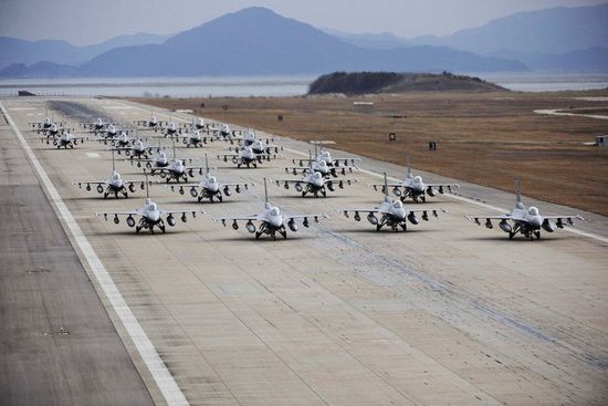�����e�M���Mʮ�׼ܶ���F-16Ͷ���Ϻ����l