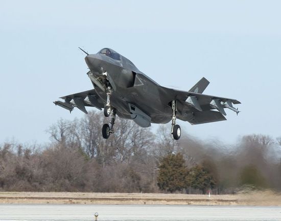 �Y�ψD����܊F-35B�𶷙C��