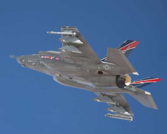 �Y�ψD����܊F-35A�𶷙C��