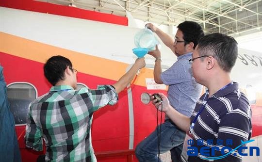國內首例飛機全機排液試驗成功 國內首例飛機全機排液試驗成功