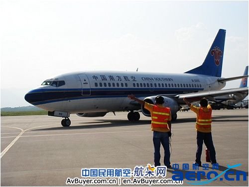 �Ϻ��V���ֹ�˾��e���һ��B737-500���w�C